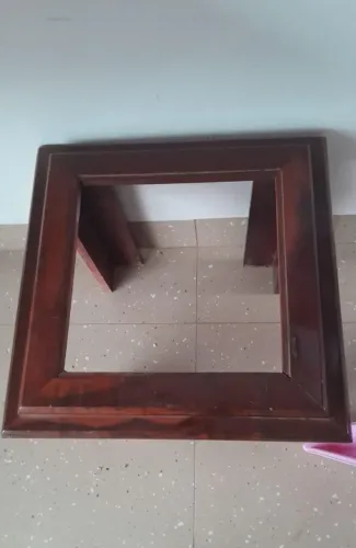 Mesa de centro de madeira nobre e resistente, com vidro no meio. $$ 130 $$