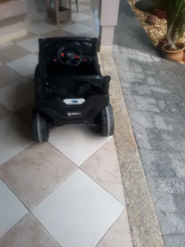 Vende-se carrinho de crianças com carregador controle remoto OBS:Está com um pequeno defei