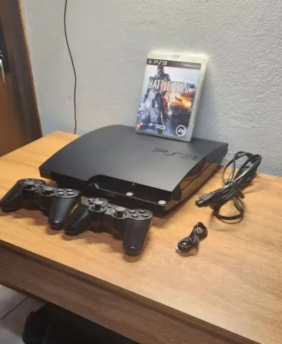 PS3 Seminovo - Desbloqueado + 2 Controles e Battlefield 3
