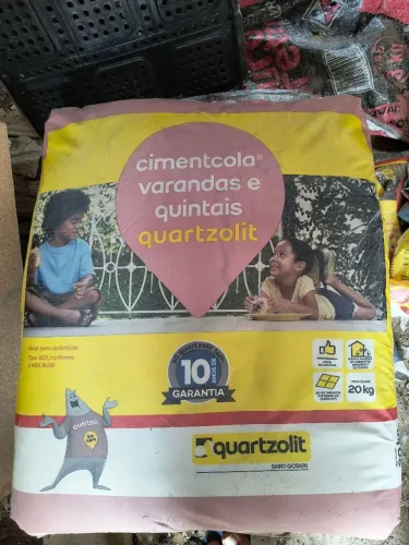  2 pacotes Argamassa quartzolit AC2 30 Reais cada 