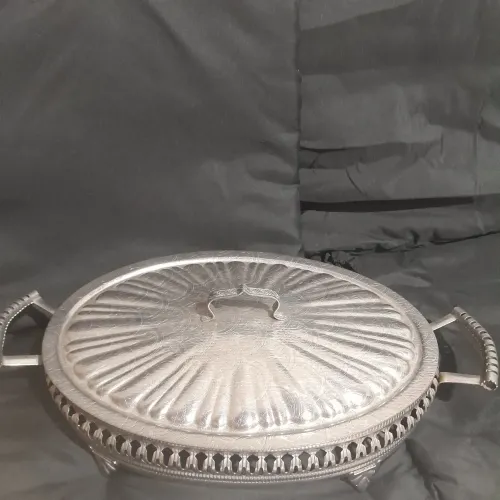 Suporte para prato com tampa , ideal para levar a mesa. Estilo barroco