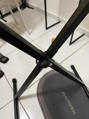 Estante de teclado, leve e prática 
