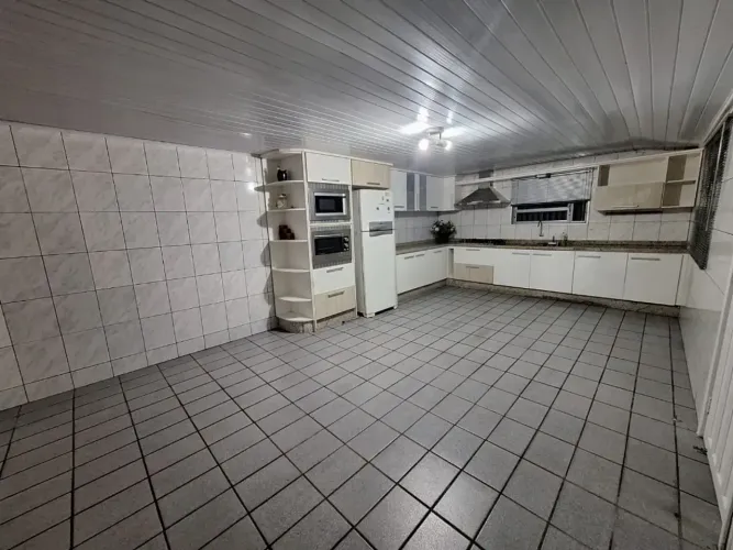 Alugo casa semi mobiliada, em Forquilhinhas, com 04 dormitórios, 02 vagas de garagem e Edi