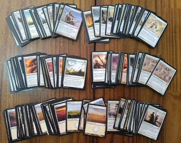 Lote Magic the Gathering 300 cartas brancas com 50 terrenos incluso excelente estado