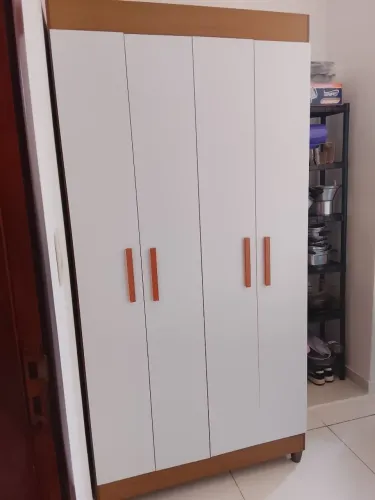 Armário Multi uso 4 portas praticamente novo.