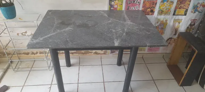Mesa com tampo de granito