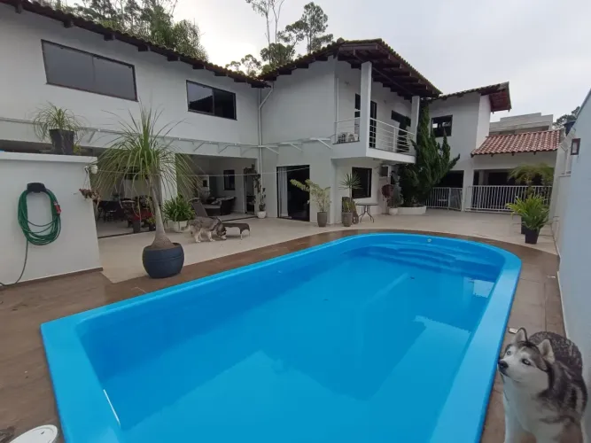 Casa para venda possui 313 metros quadrados com 4 quartos em Fazendinha - Itajaí - Santa C