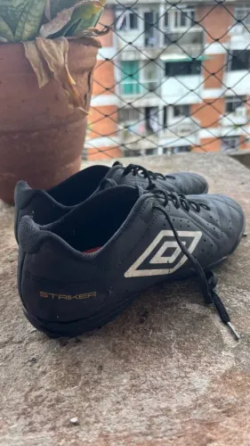 CHUTEIRA SOCIETY UMBRO STRIKER - SEMINOVA! R$ 100