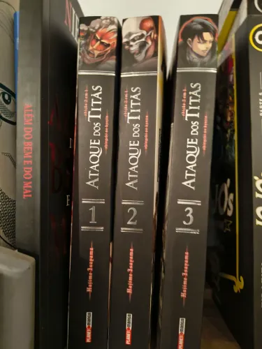 Mangá Ataque dos Titãs - Edição 3 em 1 (Volumes 1, 2 e 3) - ótimo estado