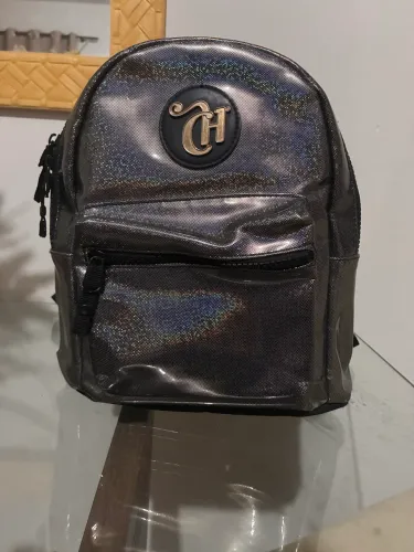 Mini bag holográfica da Capricho com a Sestini