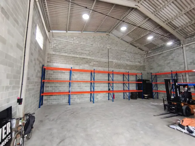 Porta pallet para transportadora