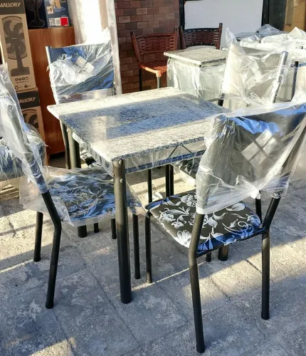 Conjunto de mesa com cadeiras 