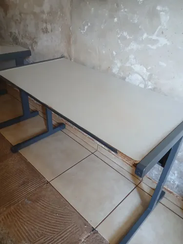 Mesa cinza para estudo ou trabalho, escritório, 1,20