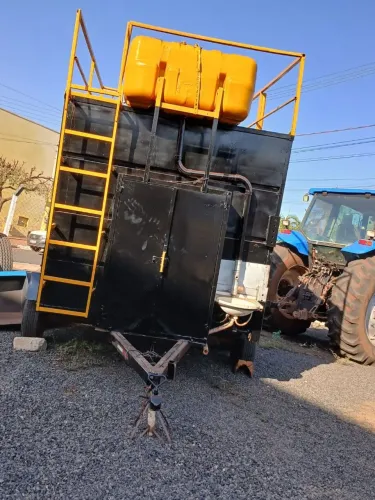 Vende uma carretinha pra muitos usos...