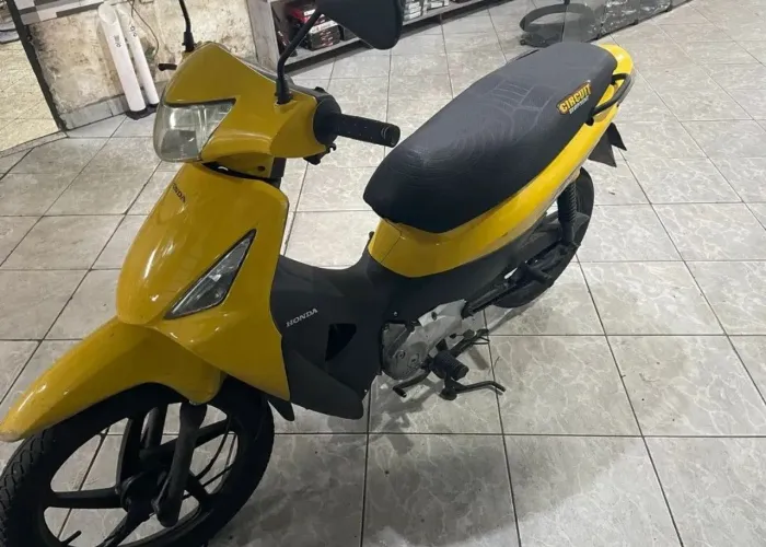 Vendo moto toda novinha