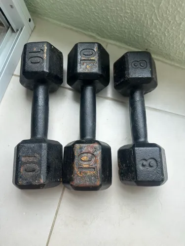 2 halteres de 10kg + 1 halter de 8kg