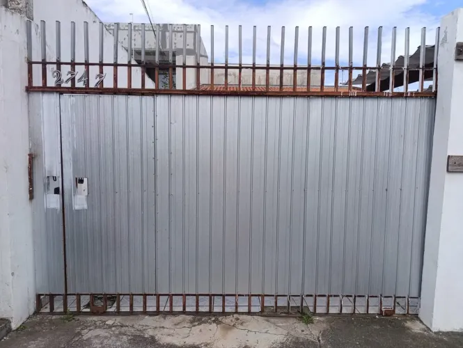Portão de Ferro com Chapa Galvanizada - Grande e Resistente