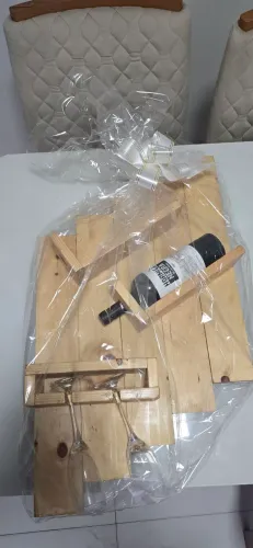 Adega de Taças e Vinhos Rústico
