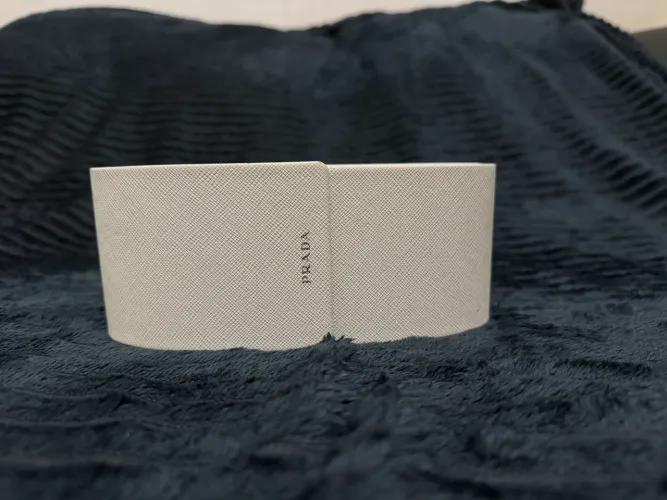 Óculos modelo icônico da Prada, especificamente da linha Symbole.