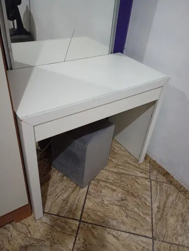 Mesa penteadeira com gaveta