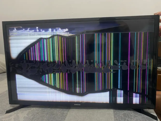 Televisão Smart LED tela queimada