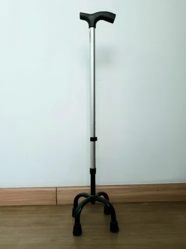 Bengala ajustável de quatro pontas