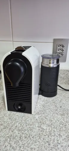 Máquina nespresso com espumador