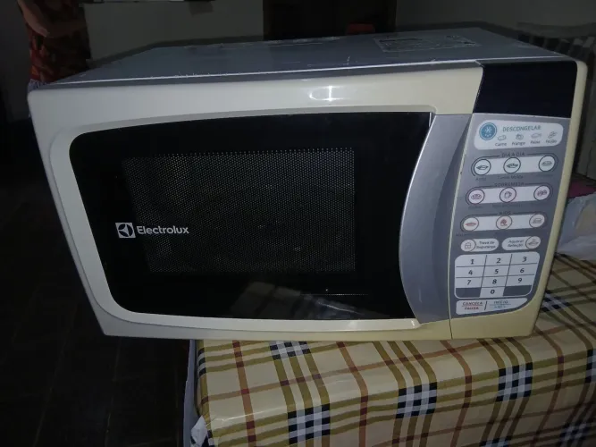 Microndas eletrolux 20 litros bem conservado faço entrega e dou garantia de 2 meses