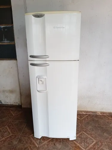 Vendo geladeira Electrolux frost free 350 litros funcionando perfeitamente 