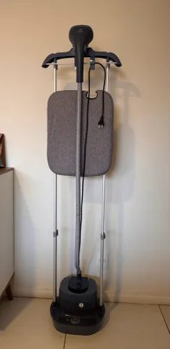 Passadeira a Vapor Electrolux com Suporte e Tábua