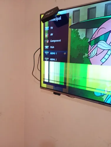 Vendo Tv Hisense para retirada de peças está com display  quebrado 