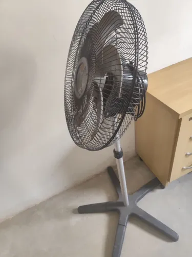 Ventilador de Coluna Ventisol Preto Regulável Funcionando