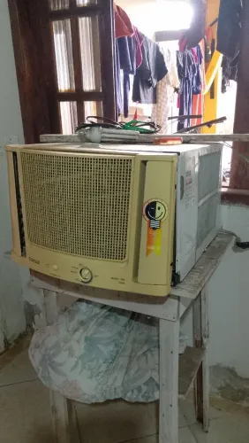 Vendo ar recém reformado e colocado gás, gelando bem