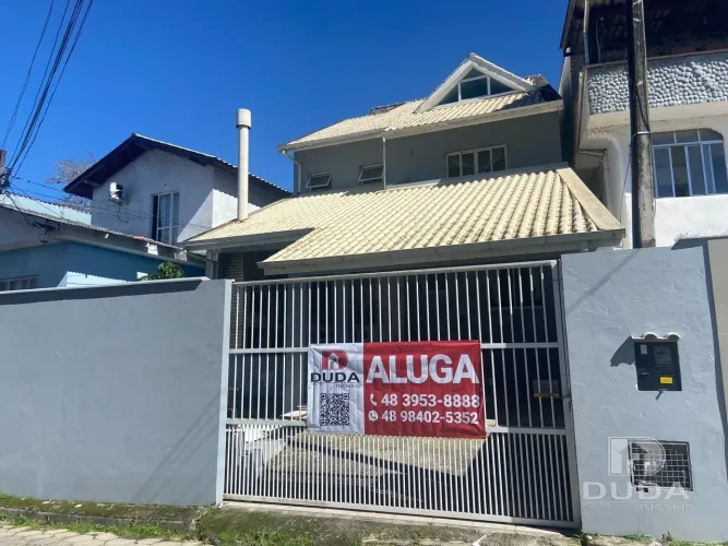 Casa com 4 quartos para locação na Trindade