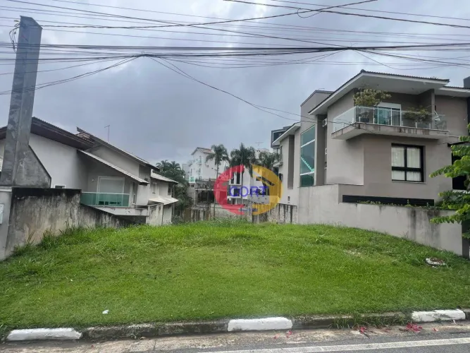 TERRENO À VENDA NO CONDOMÍNIO ARUJÁ 5