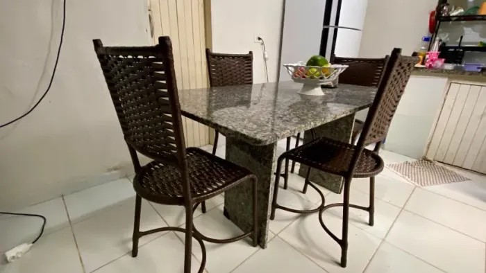 Mesa de jantar retangular de mármore + 4 cedeiras