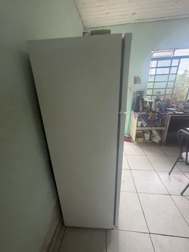 Vendo geladeira + fogão funcionando 3 bocas