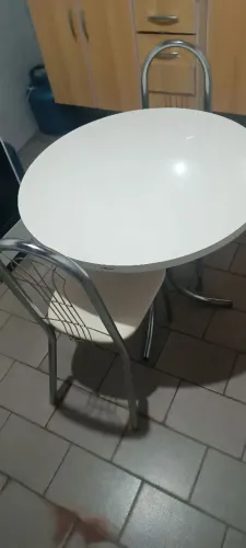 Mesa de jantar redonda com 2 cadeiras