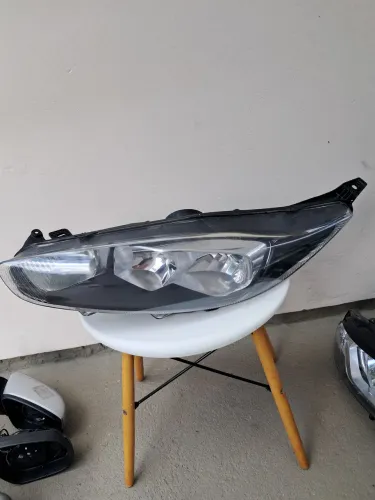 Farol esquerdo Ford New Fiesta máscara negra fumê 