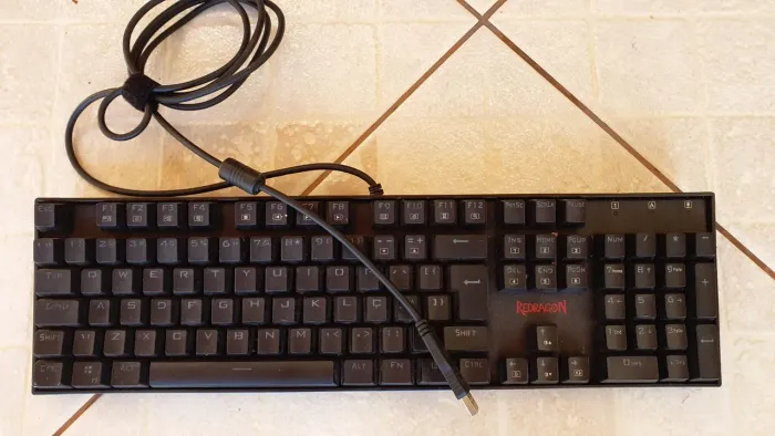 Teclado Mecânico Gamer Redragon (104 Teclas / Layout Full Size) - Usado