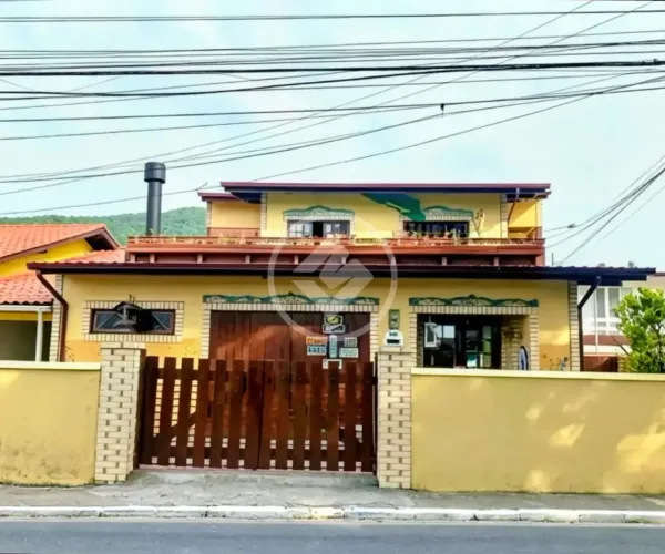 Casa 4 Dormitórios, 300mts da praia da Armação - Florianópolis codigo: 338130