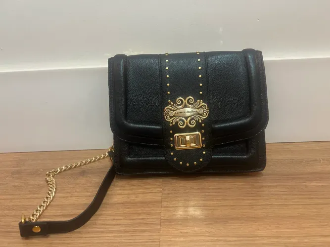 Bolsa Carmen Steffens Couro Preto com Corrente Dourada. Nova.