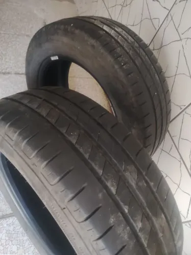2 pneus Goodyear 185/60 R15