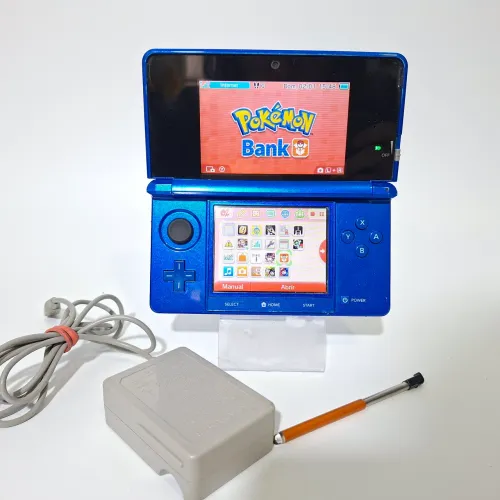 Nintendo 3DS azul escuro com jogos