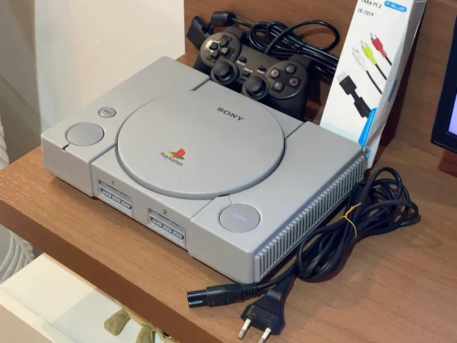 PlayStation 1 (1998) com 100 jogos na memória SD