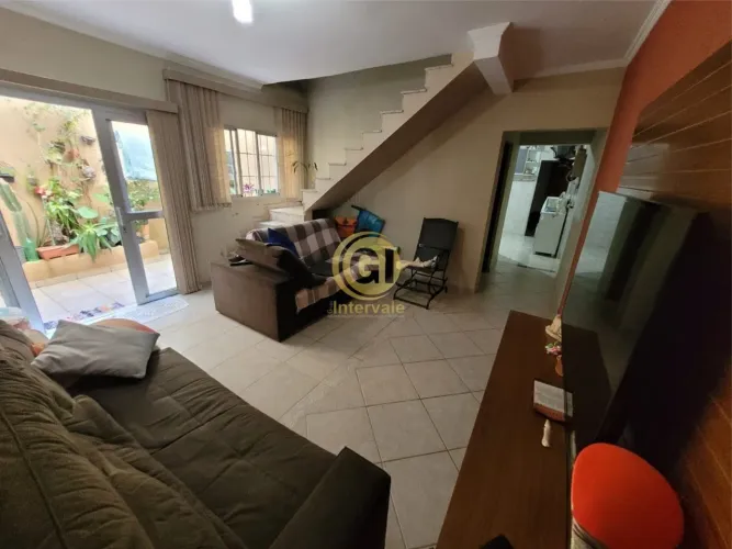Sobrado à Venda - Parque dos Príncipes: 3 Quartos, 1 Suíte, 3 Banheiros, 2 Vagas de Garage