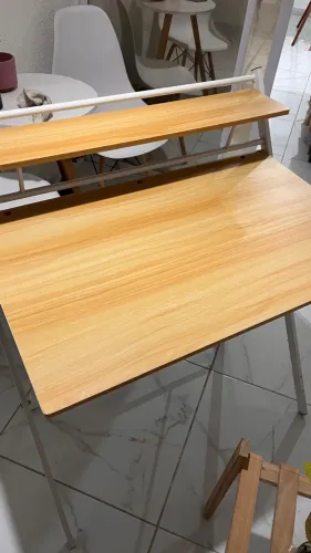 Mesa escrivaninha compacta e funcional