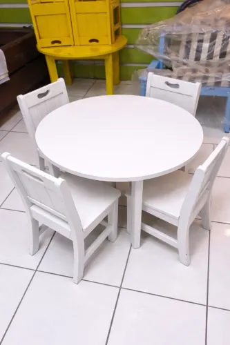 Mesinha infantil com Cadeiras