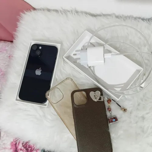 iPhone 14 com carregador e capinhas 