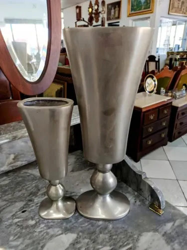 Par de Vasos ou Anforas em Aluminio fundido ( Essa é uma peça Indiana)